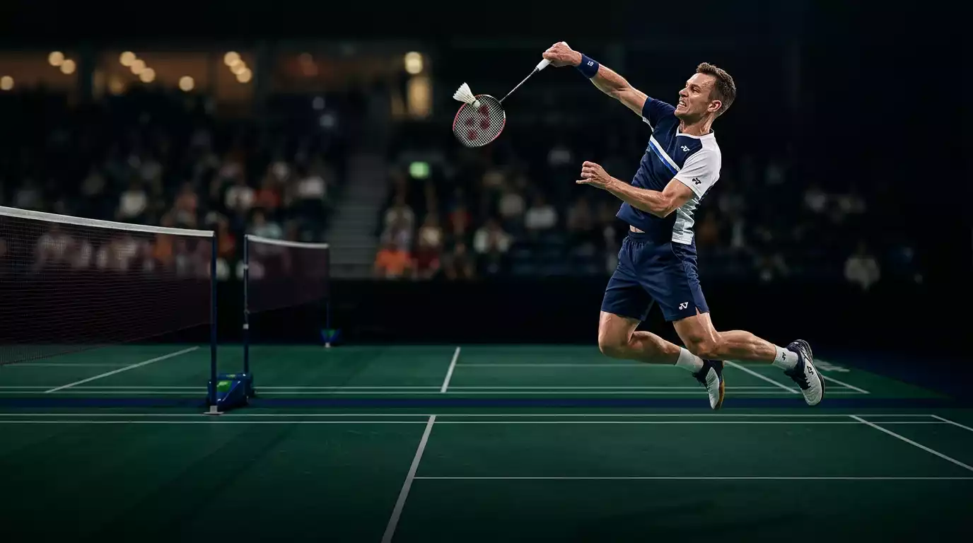 Badminton-Spieler beim kraftvollen Smash während eines Live-Wettkampfs